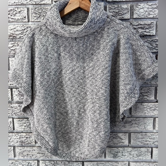 Roots Gray Cable Knit Kids Cape - Picture 2 of 4